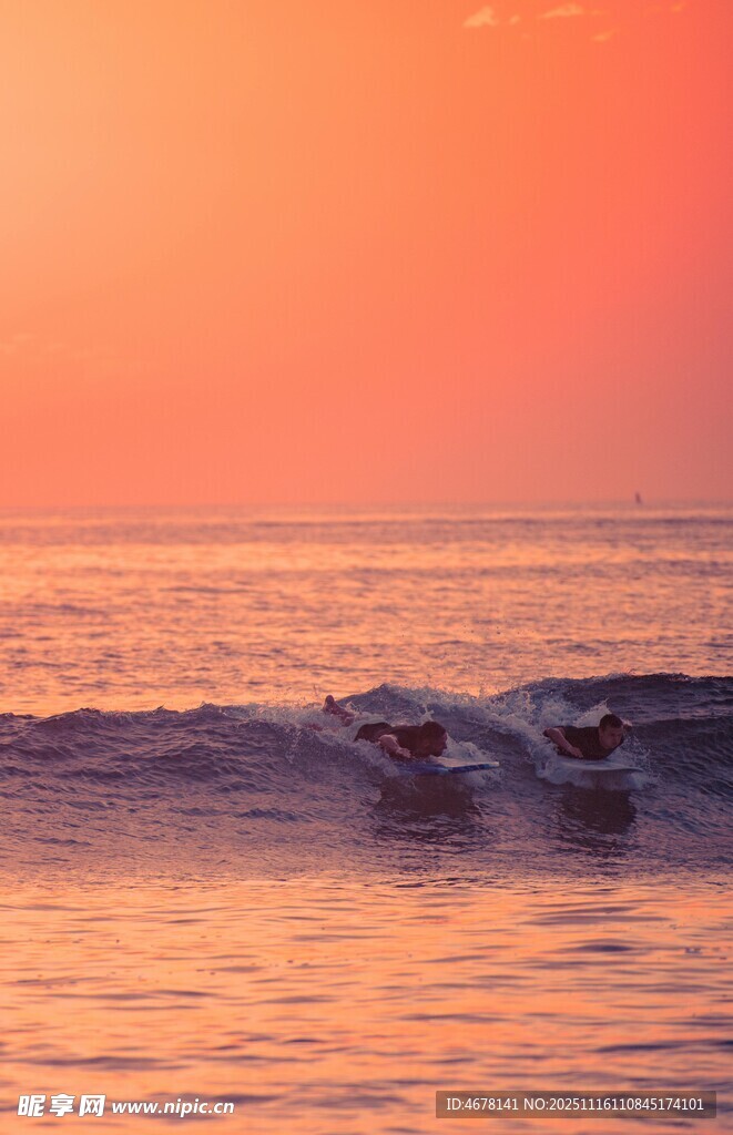 夕阳下海面的冲浪者