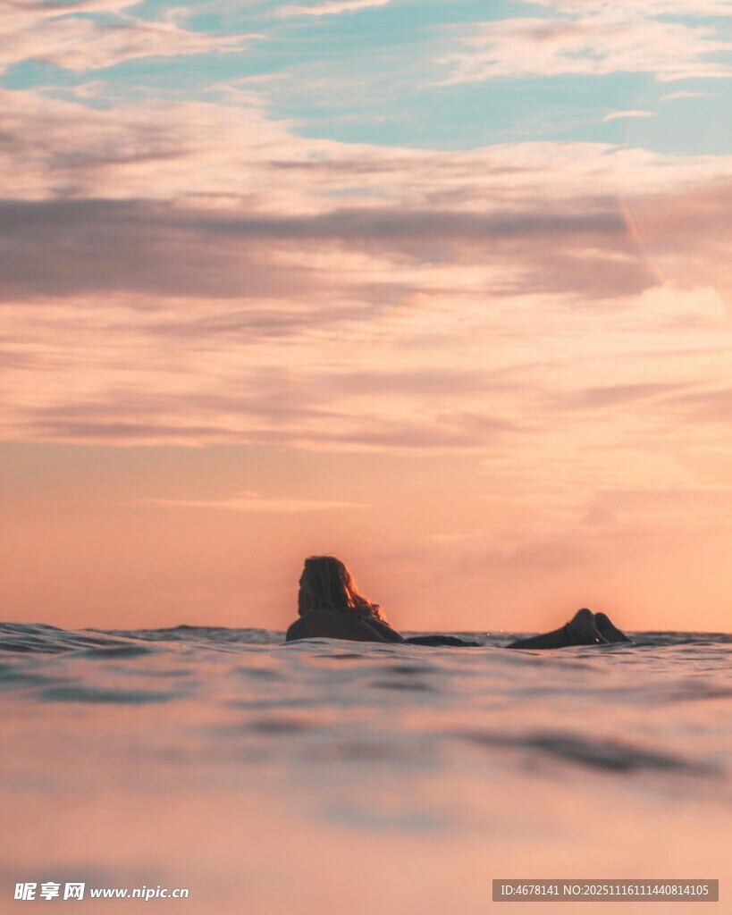海边日落时的礁石美景