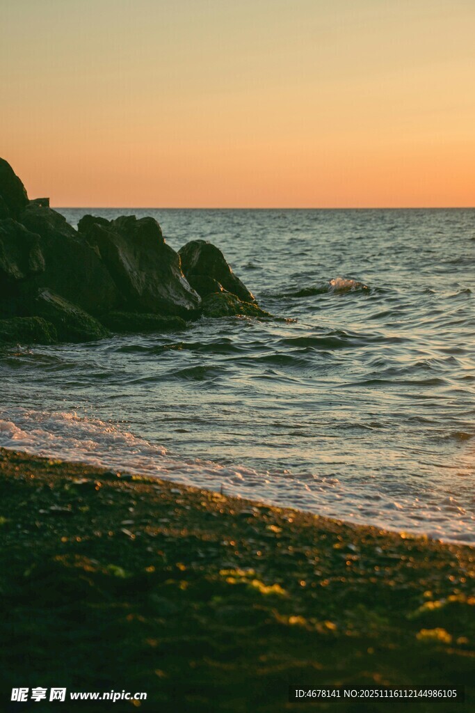 黄昏下的海边礁石美景