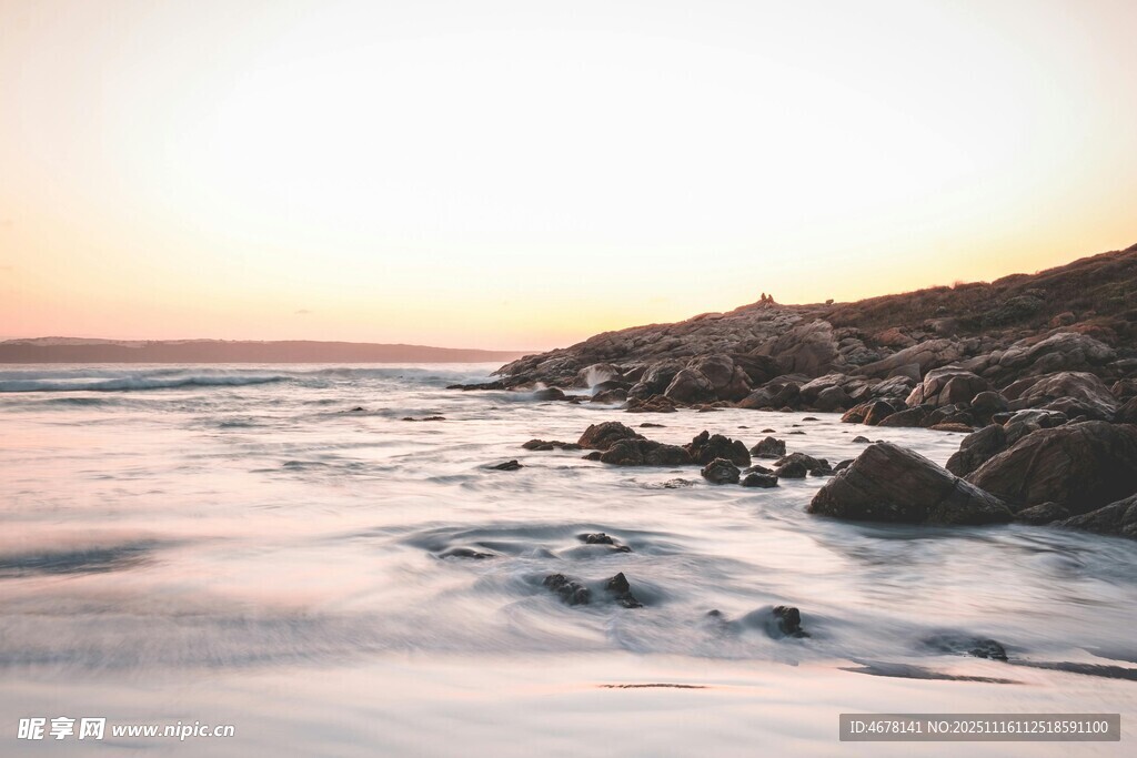 海边日落时的礁石与海浪