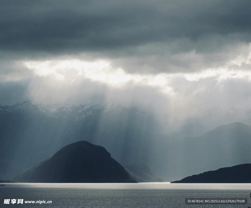 乌云下的山与天光