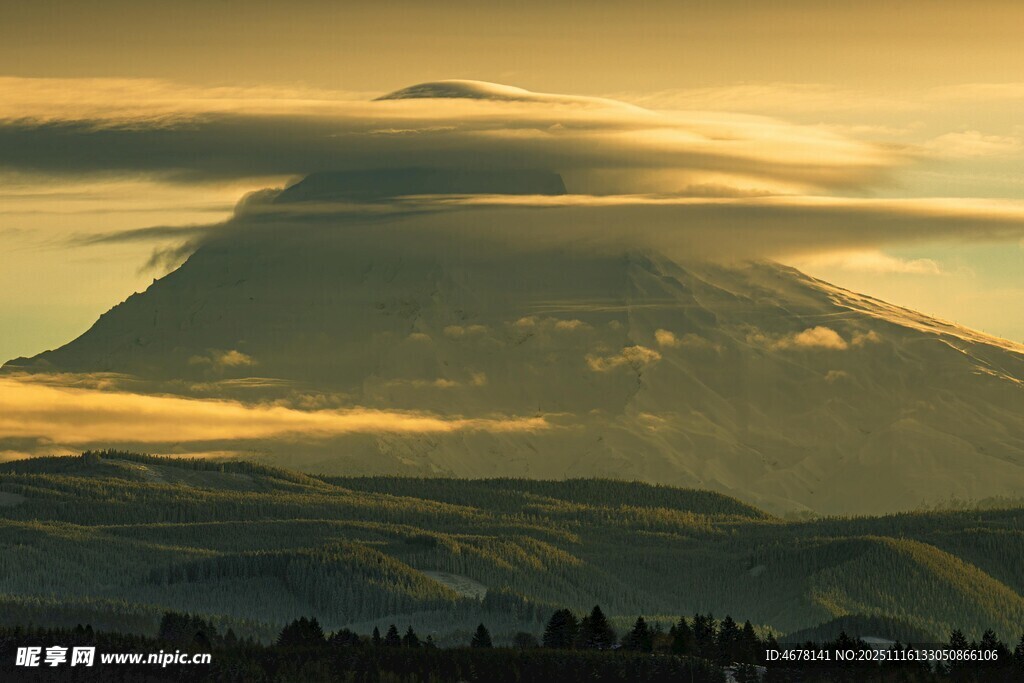 黄昏下的壮丽山峦景观