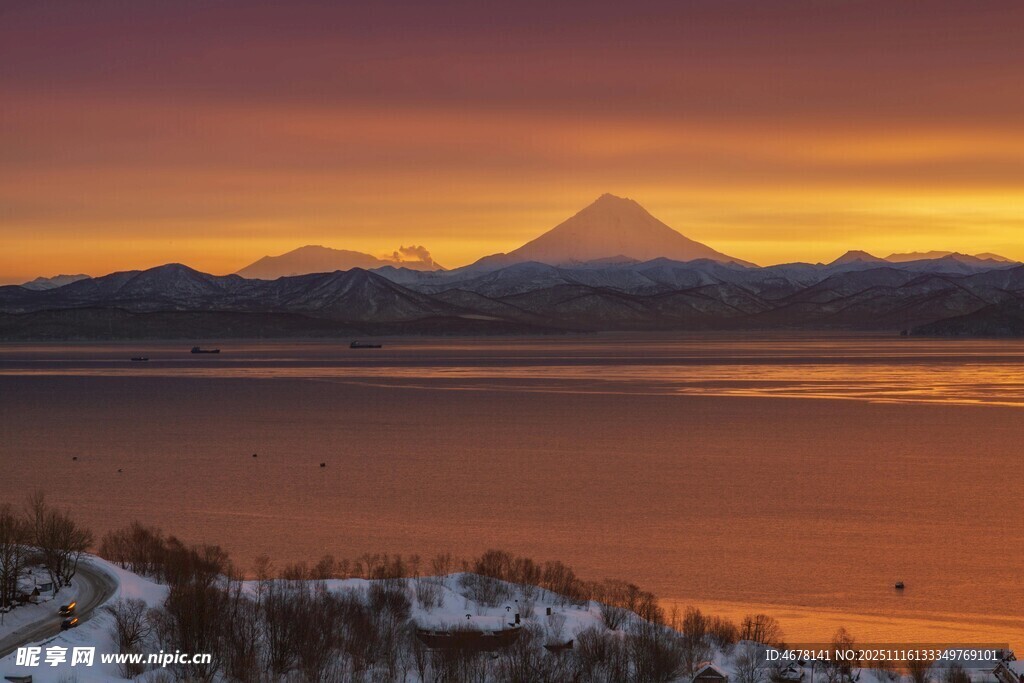 冬日湖畔壮丽日出美景