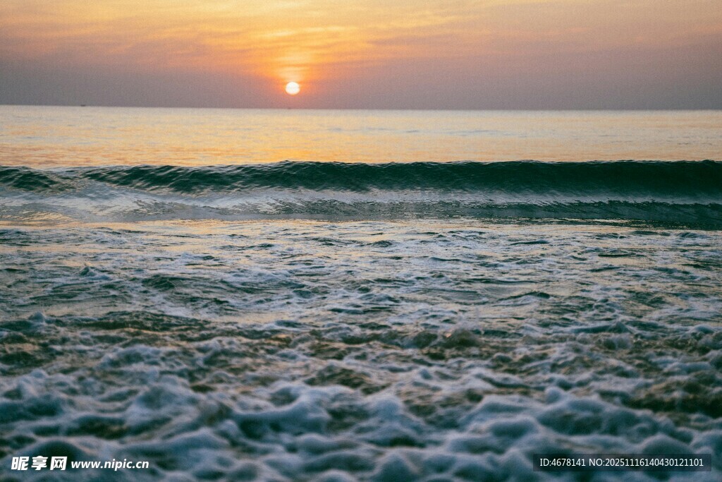 海边日落海浪翻涌美景