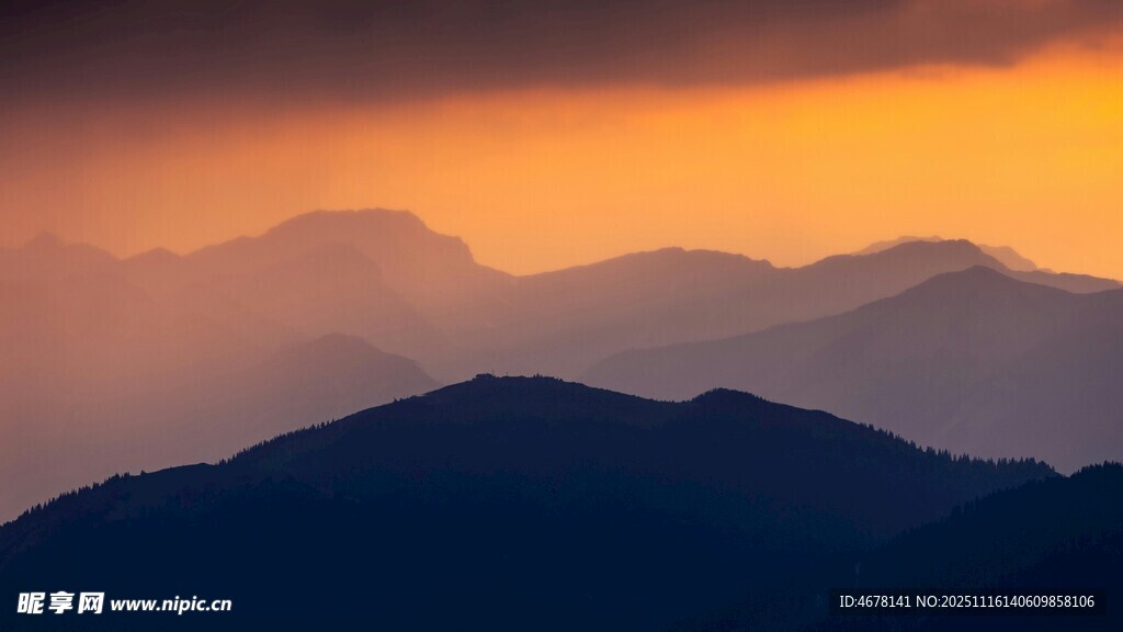 日落时分的壮丽山峦