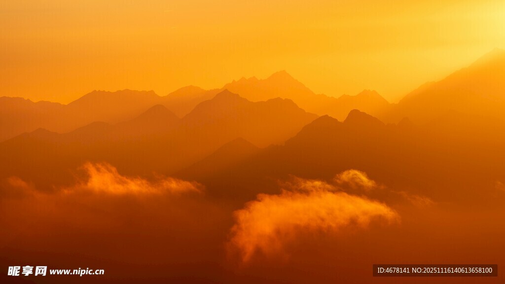 壮丽山巅日出美景