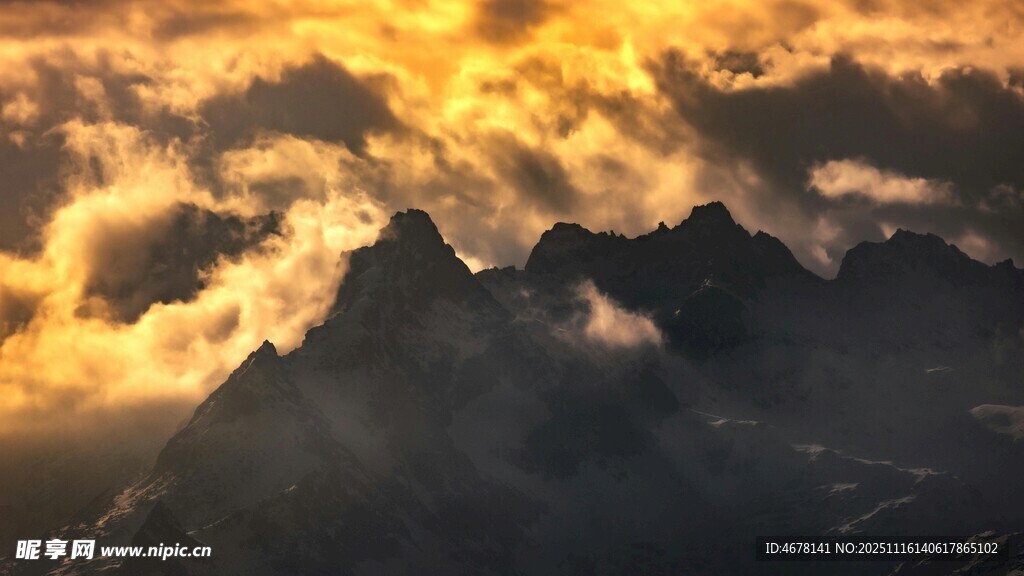 壮丽云海环绕巍峨山峰