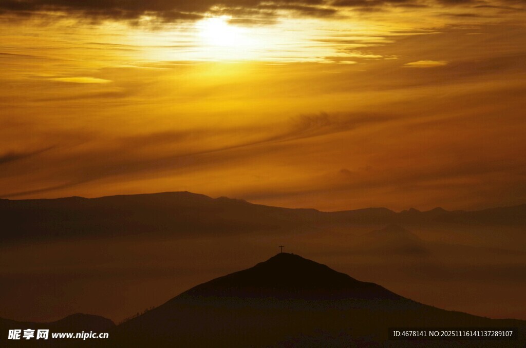 壮丽山间日落美景