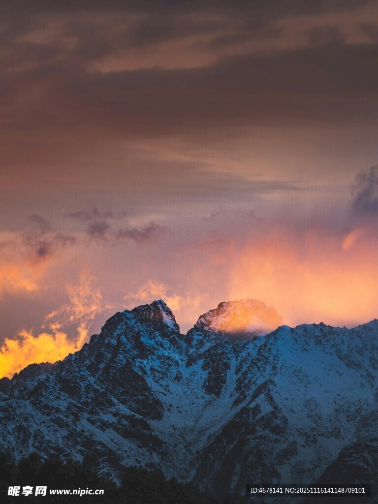 壮丽雪山日落美景