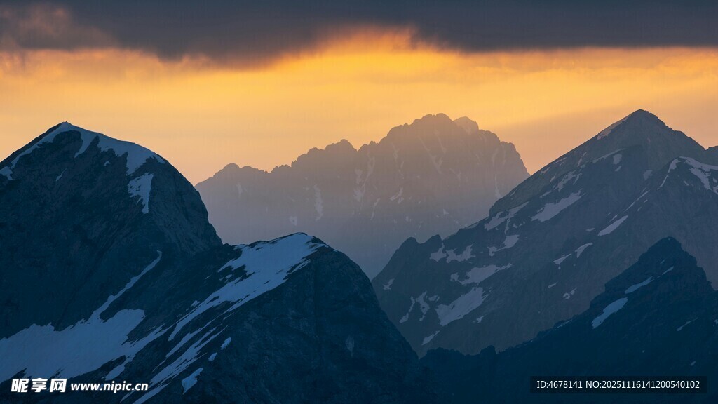 壮丽雪山日落美景