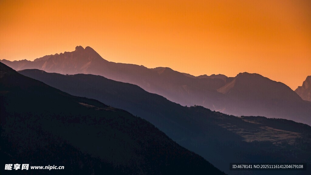 夕阳下的壮丽山脉景观