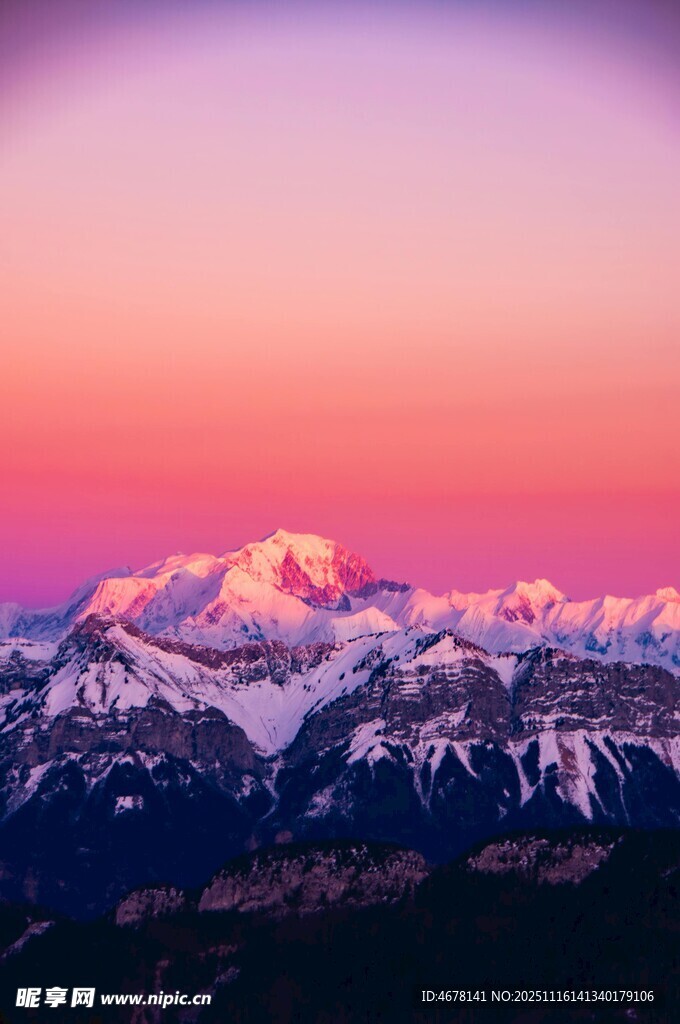 壮丽雪山日出美景