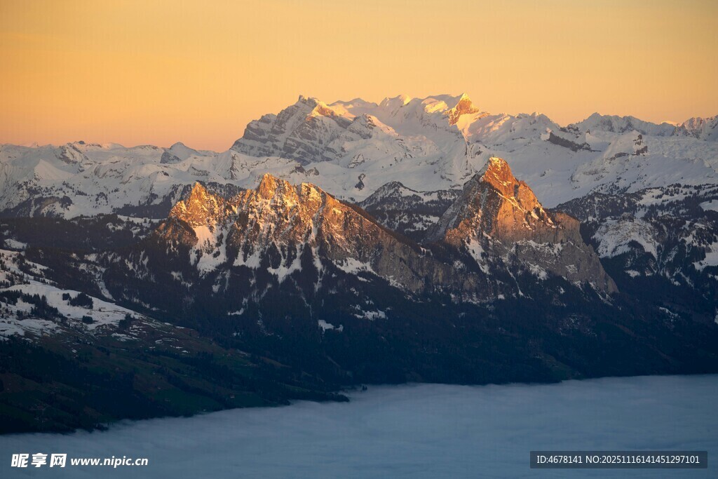 夕阳下的雪山壮丽景观