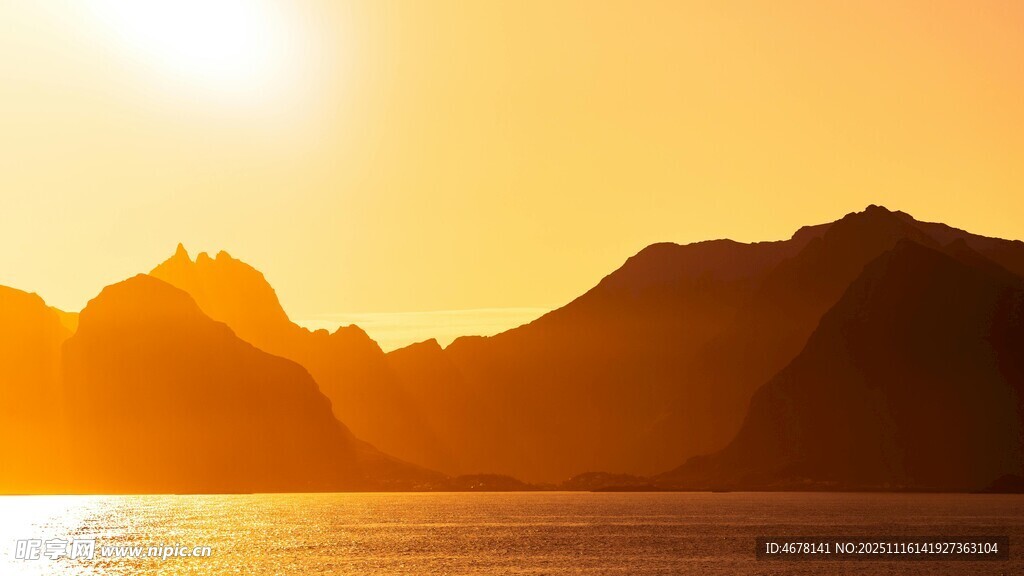 夕阳下的山水美景
