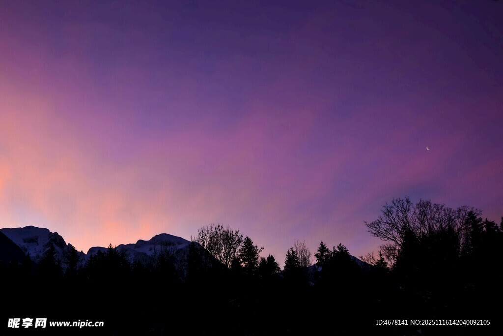黄昏山林间的梦幻天空