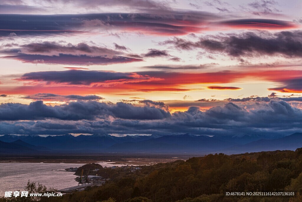壮丽晚霞下的山水风光