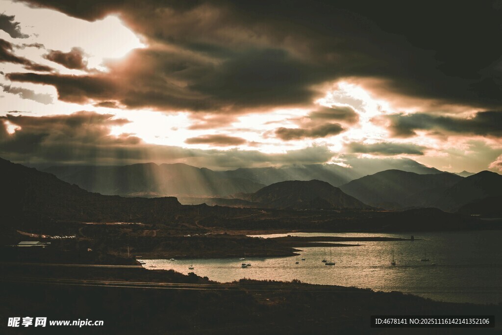 日落时分的山海壮丽景观