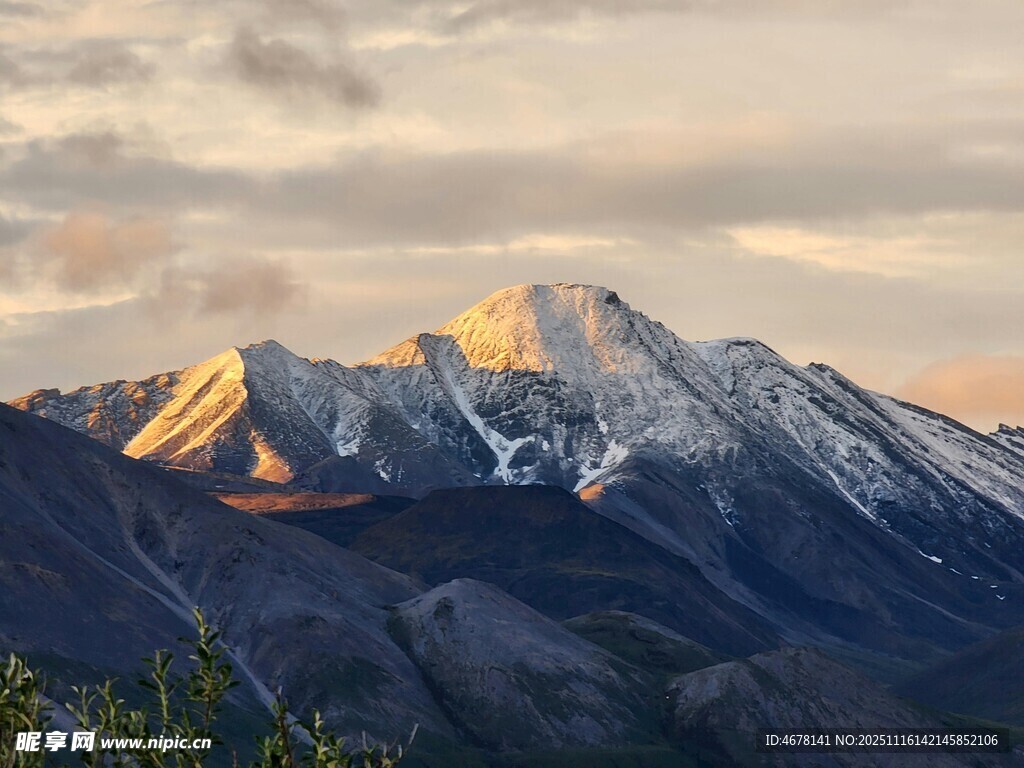 壮丽雪山日出美景