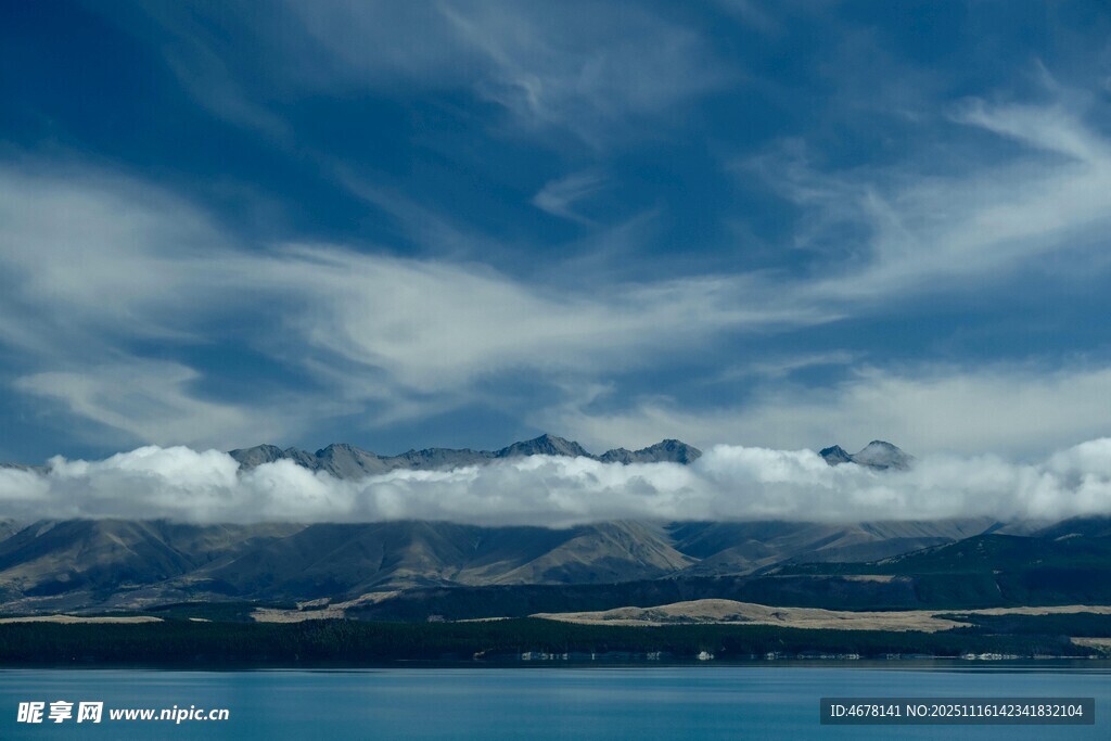 蓝天白云下的湖山美景