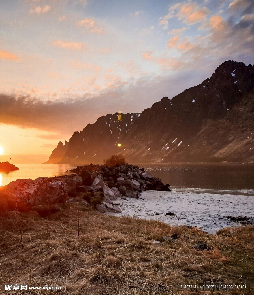 海边日落时分的壮丽山景