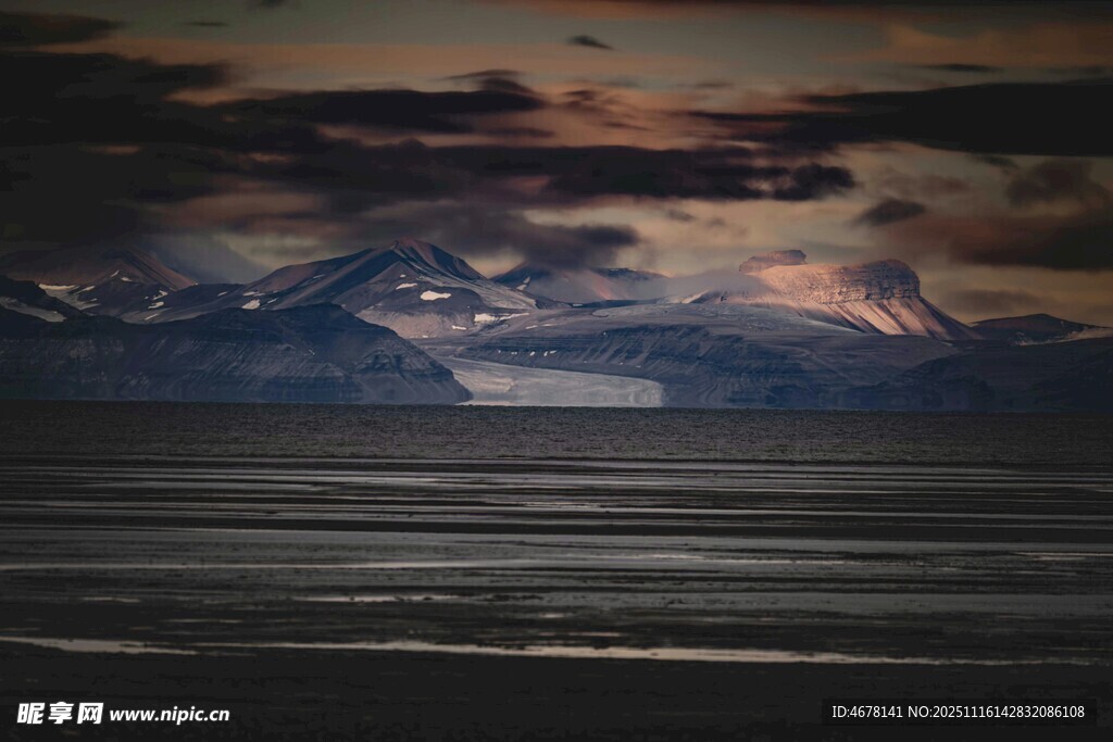 壮丽雪山与黄昏天际景观