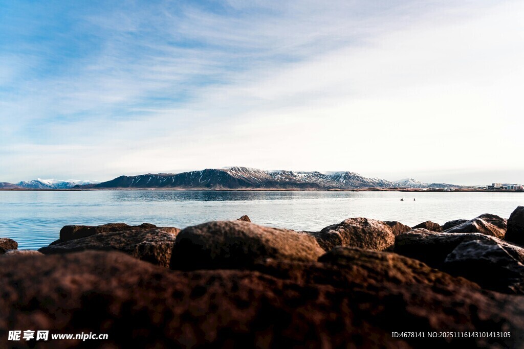 海边礁石与远处岛屿风景