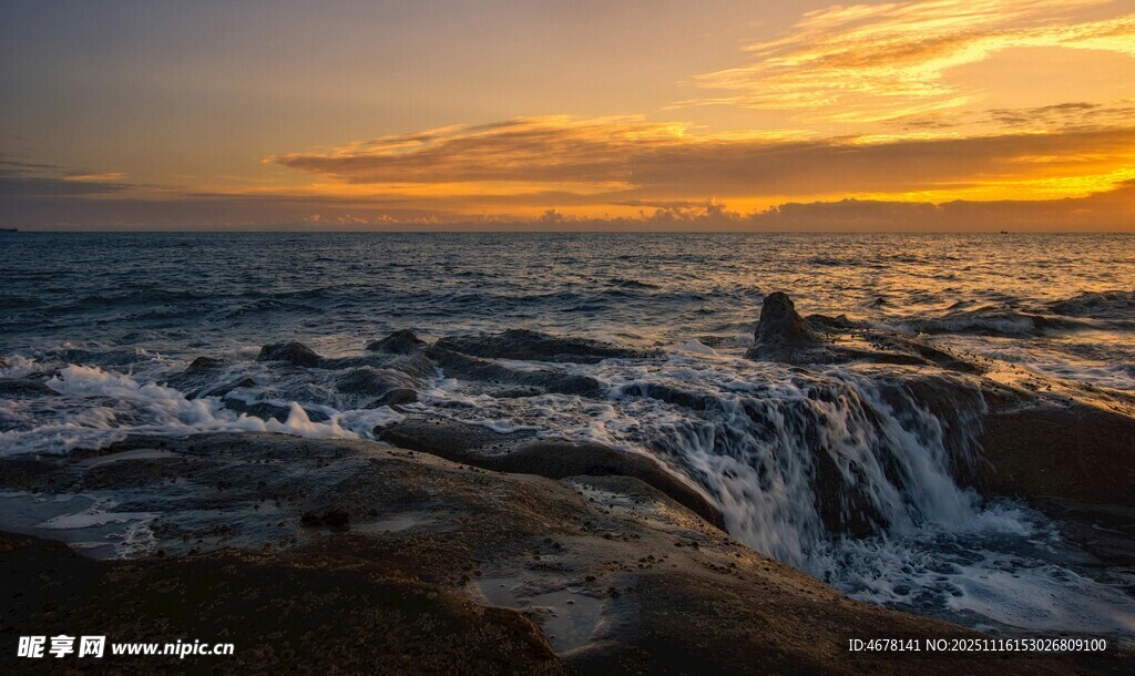 海边日落海浪拍打礁石