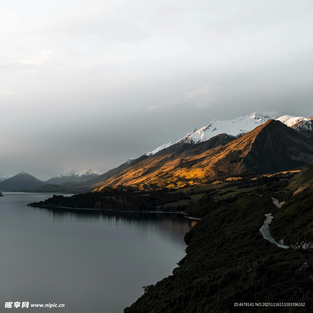 湖畔山峦美景晨光映照