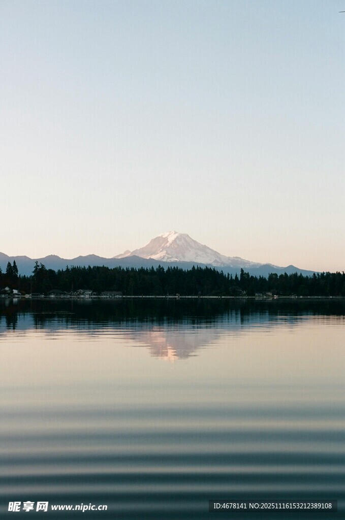 湖畔雪山倒影美景