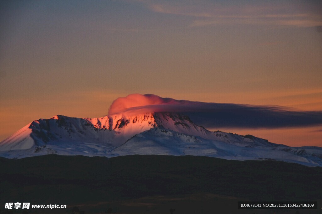 夕阳下的雪山壮丽景观
