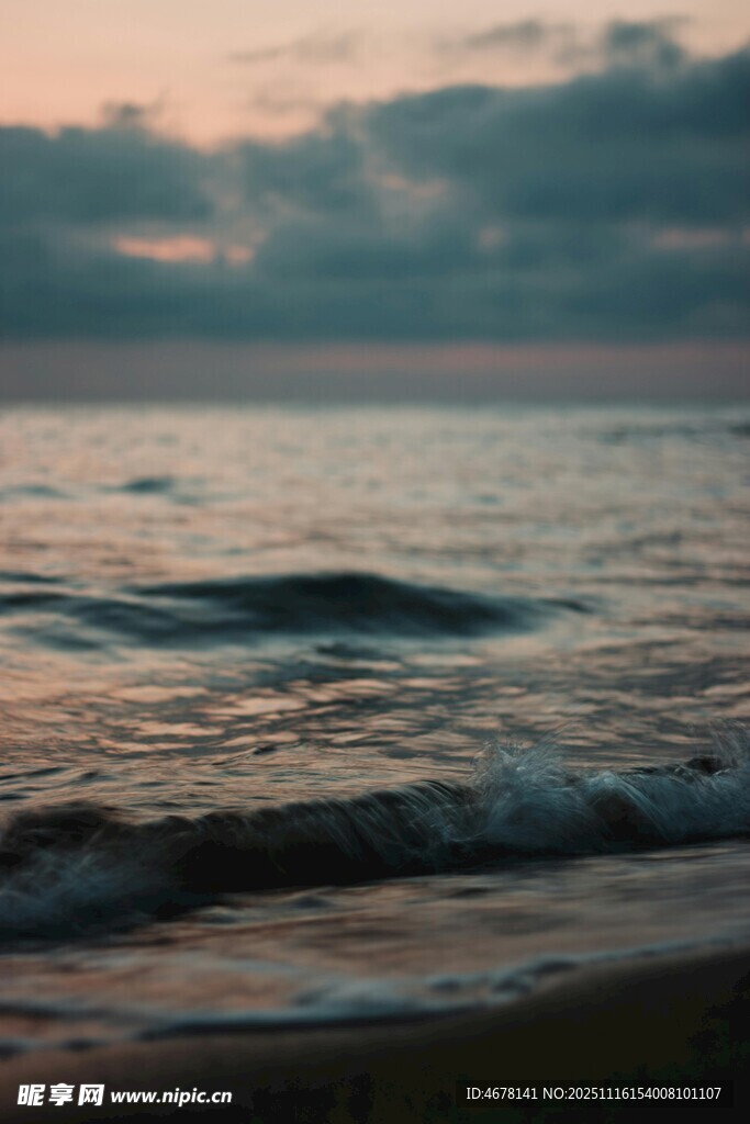 海边日落时分的宁静海浪