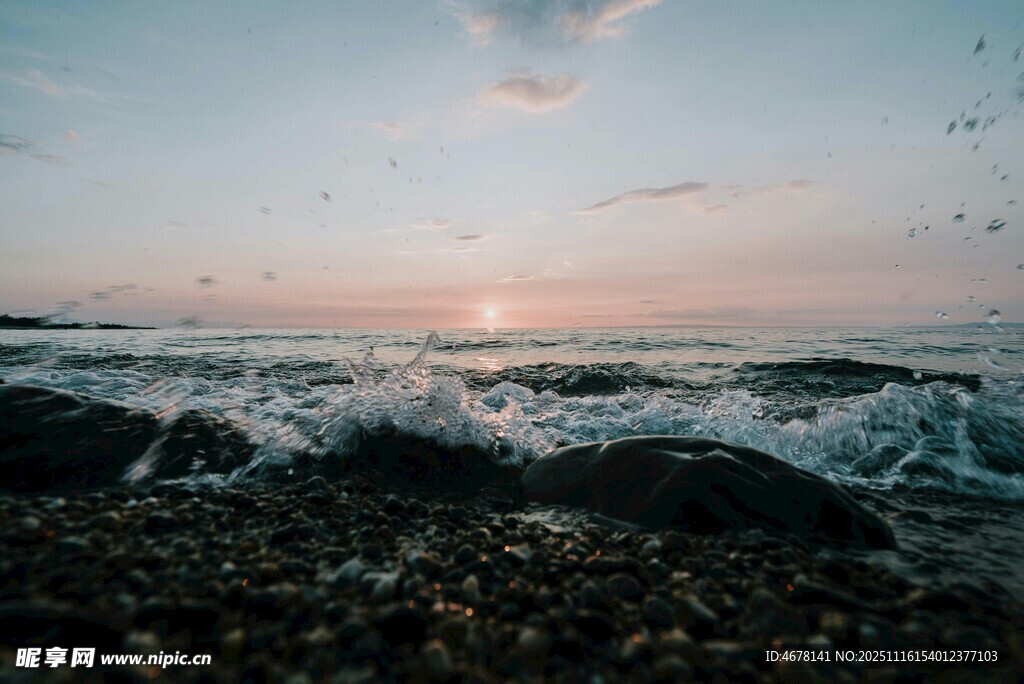 海边日落时的海浪与飞鸟
