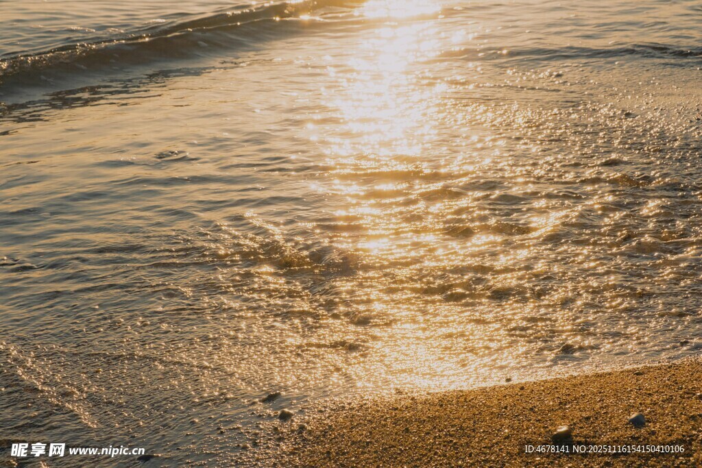 夕阳下的金色海浪沙滩