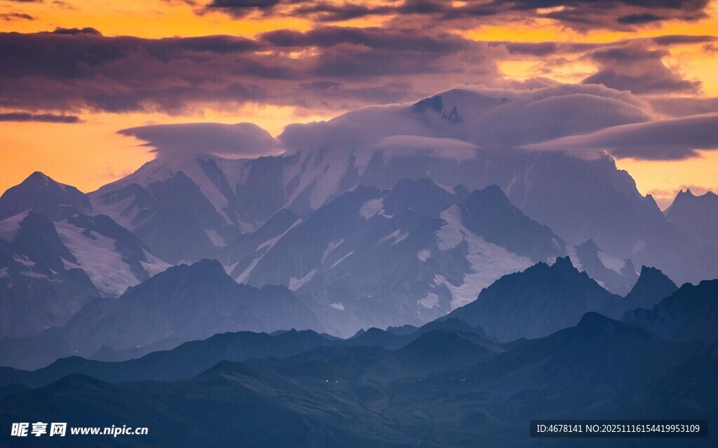 壮丽山景伴绚烂霞光