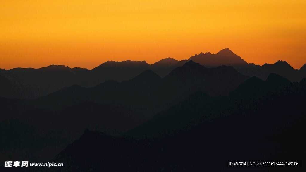 日落时分的连绵山峦