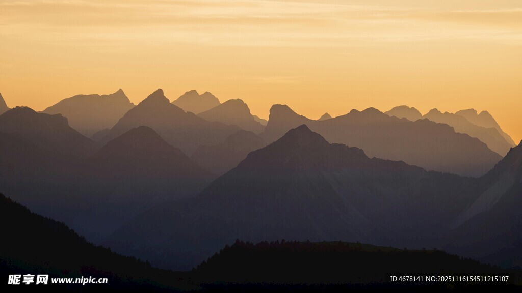 黄昏下的壮丽山峦景色