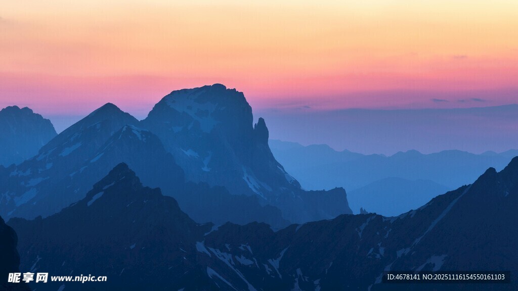 日落时分的壮丽山景
