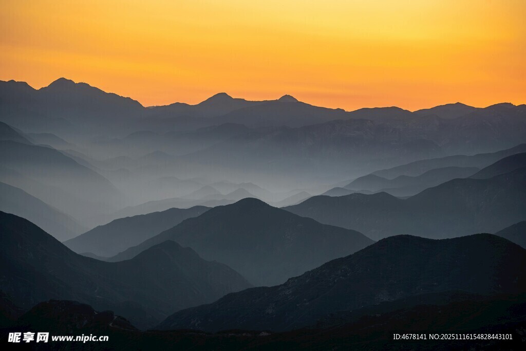 壮丽群山间的绝美日落