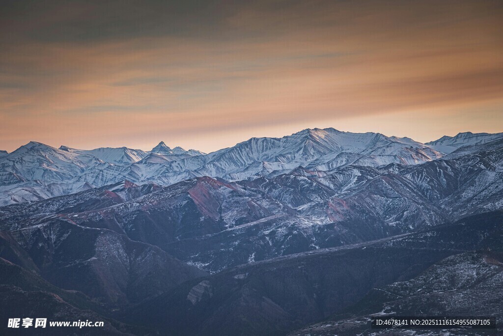 壮丽雪山黄昏美景