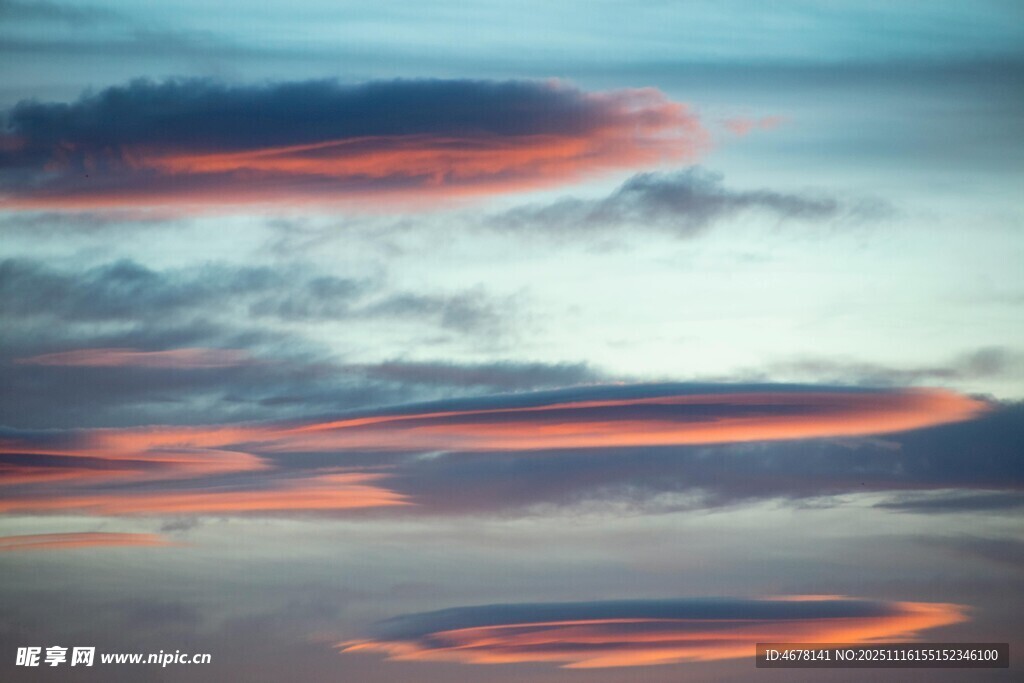 绚丽霞光下的梦幻天空
