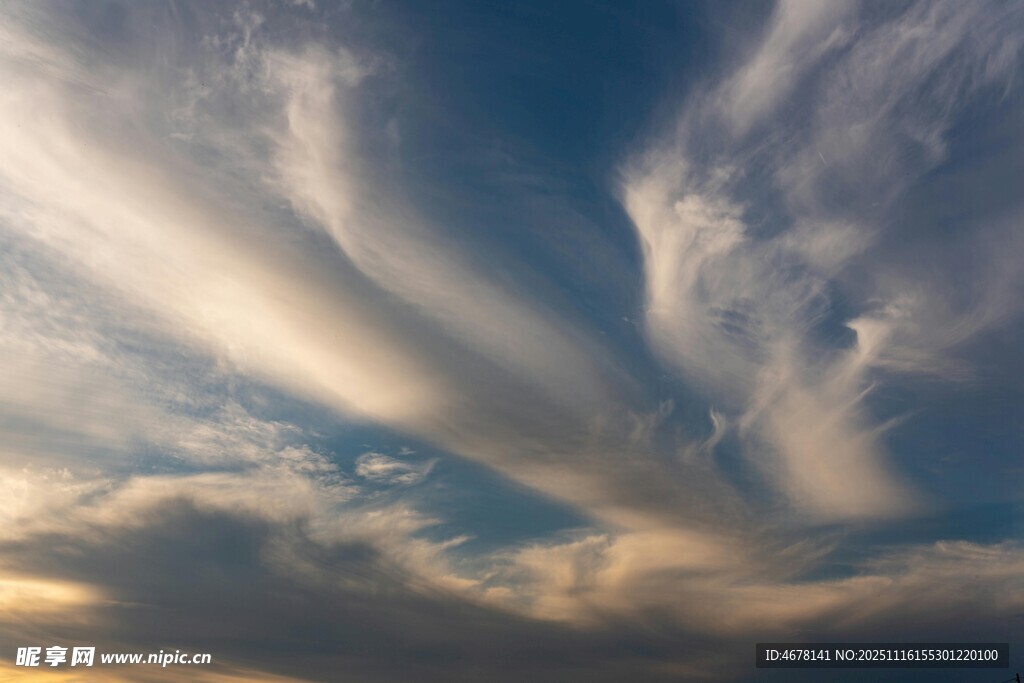 梦幻天空中的绚丽云彩