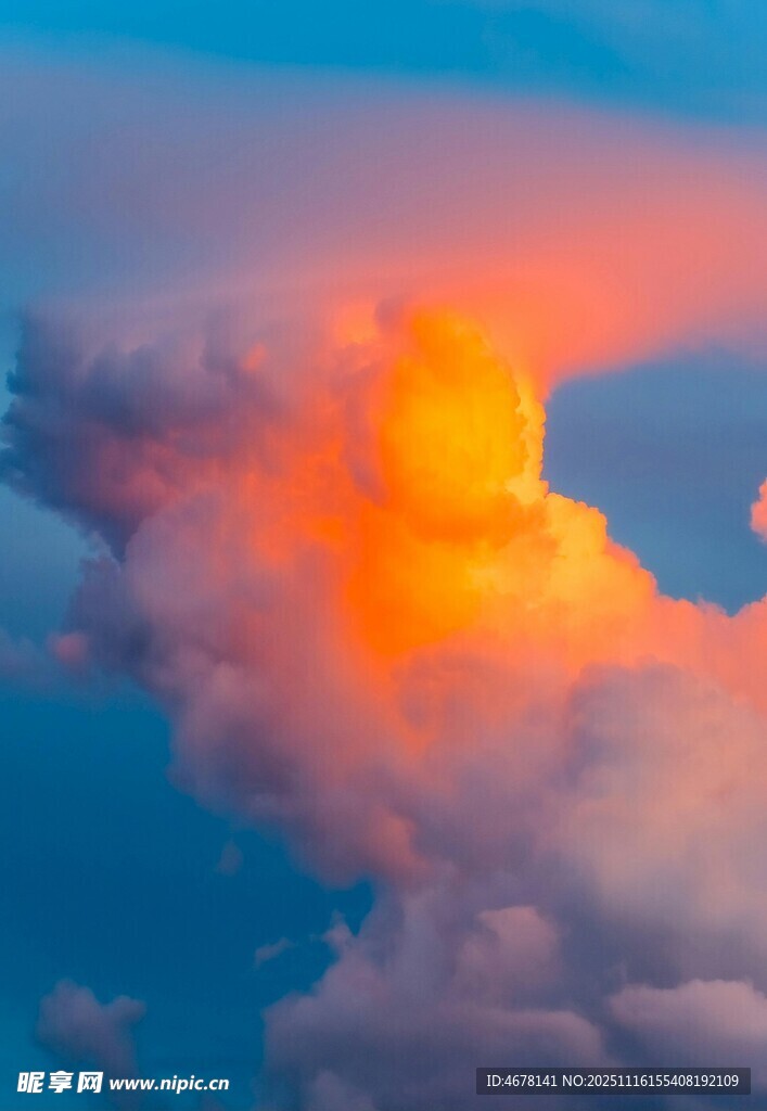 绚丽霞光中的壮观云朵