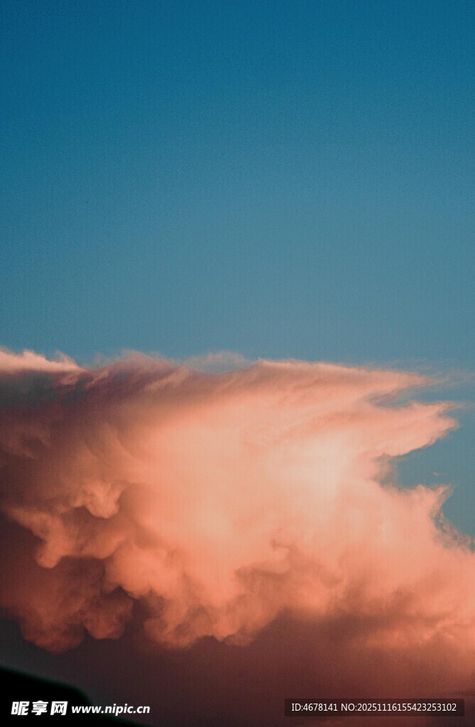 晚霞中的绚丽云朵