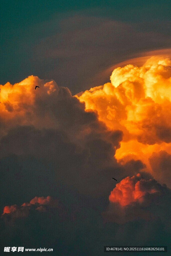 绚丽晚霞中的壮观云朵