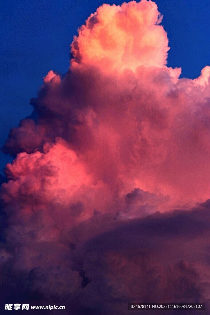 绚丽晚霞中的壮观云朵