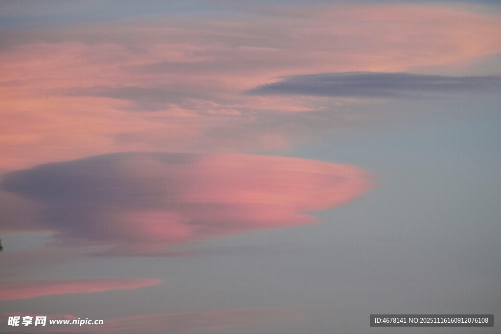 梦幻粉紫天空中的云朵