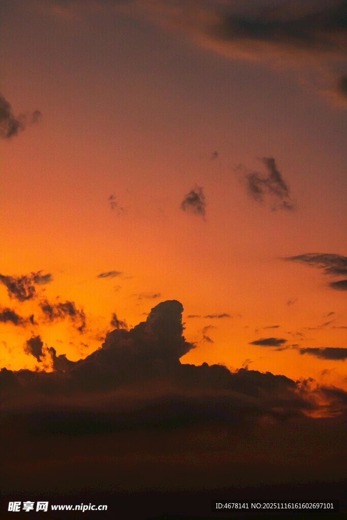 夕阳下的绚烂天空