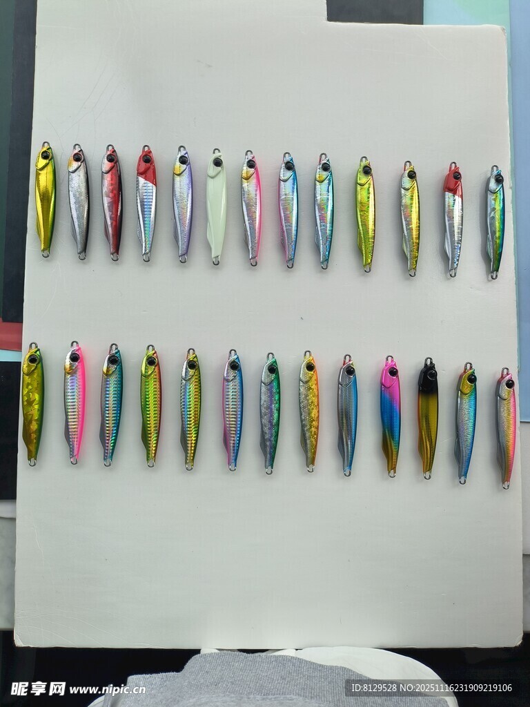 多彩路亚饵整齐排列展示