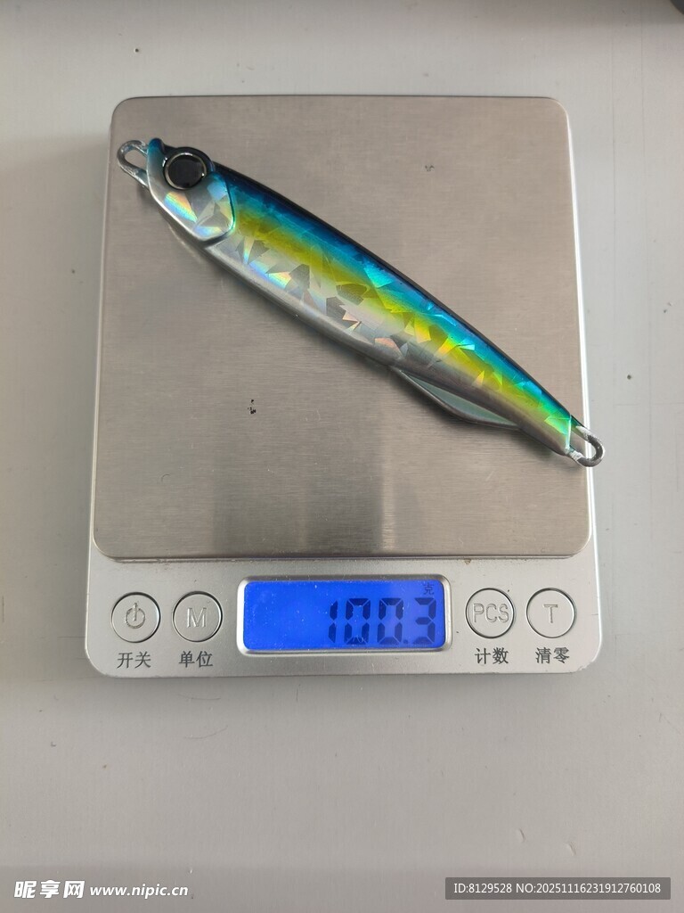 金属路亚饵置于电子秤上
