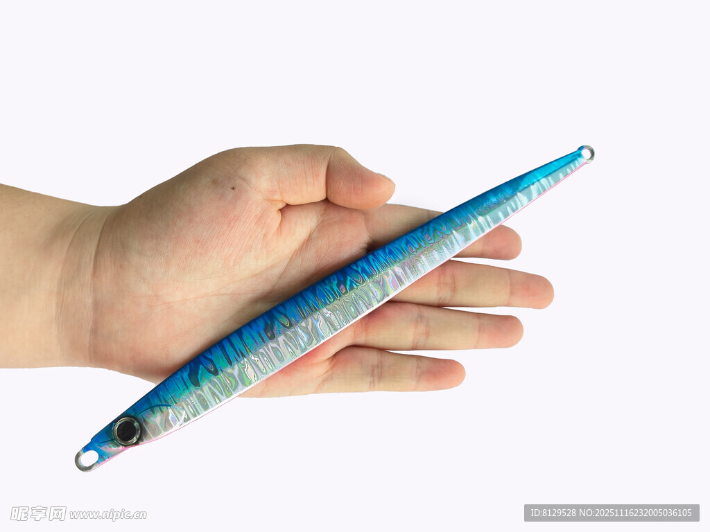 手持蓝色仿真钓鱼鱼饵